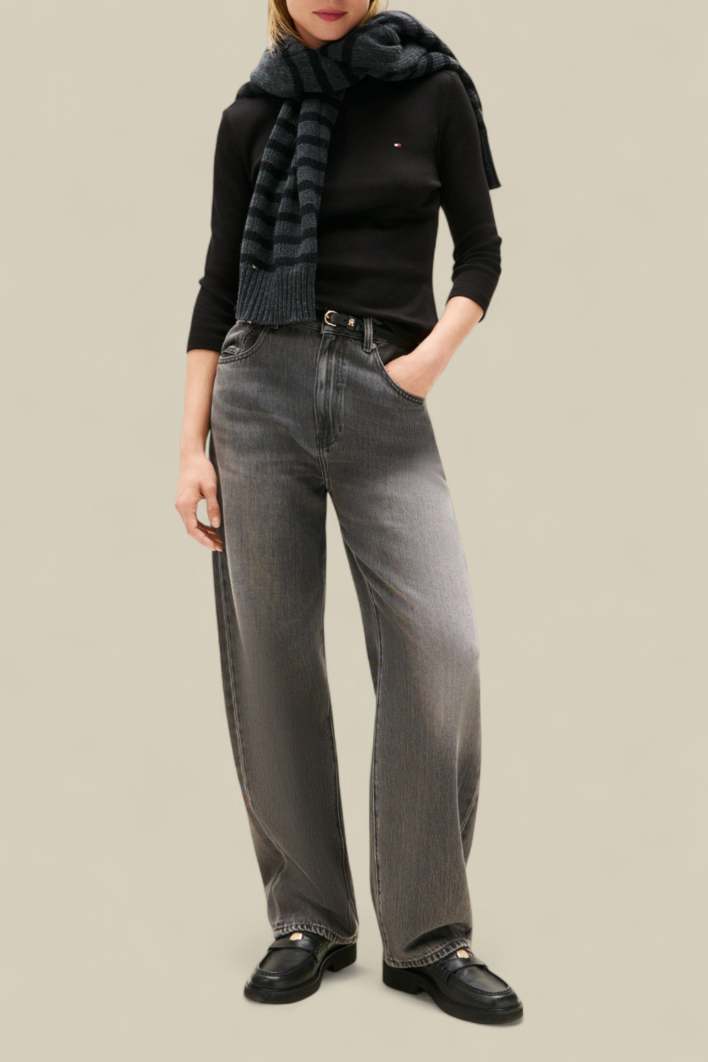 תמונת כל הלוק של חולצת טי סלים פיט